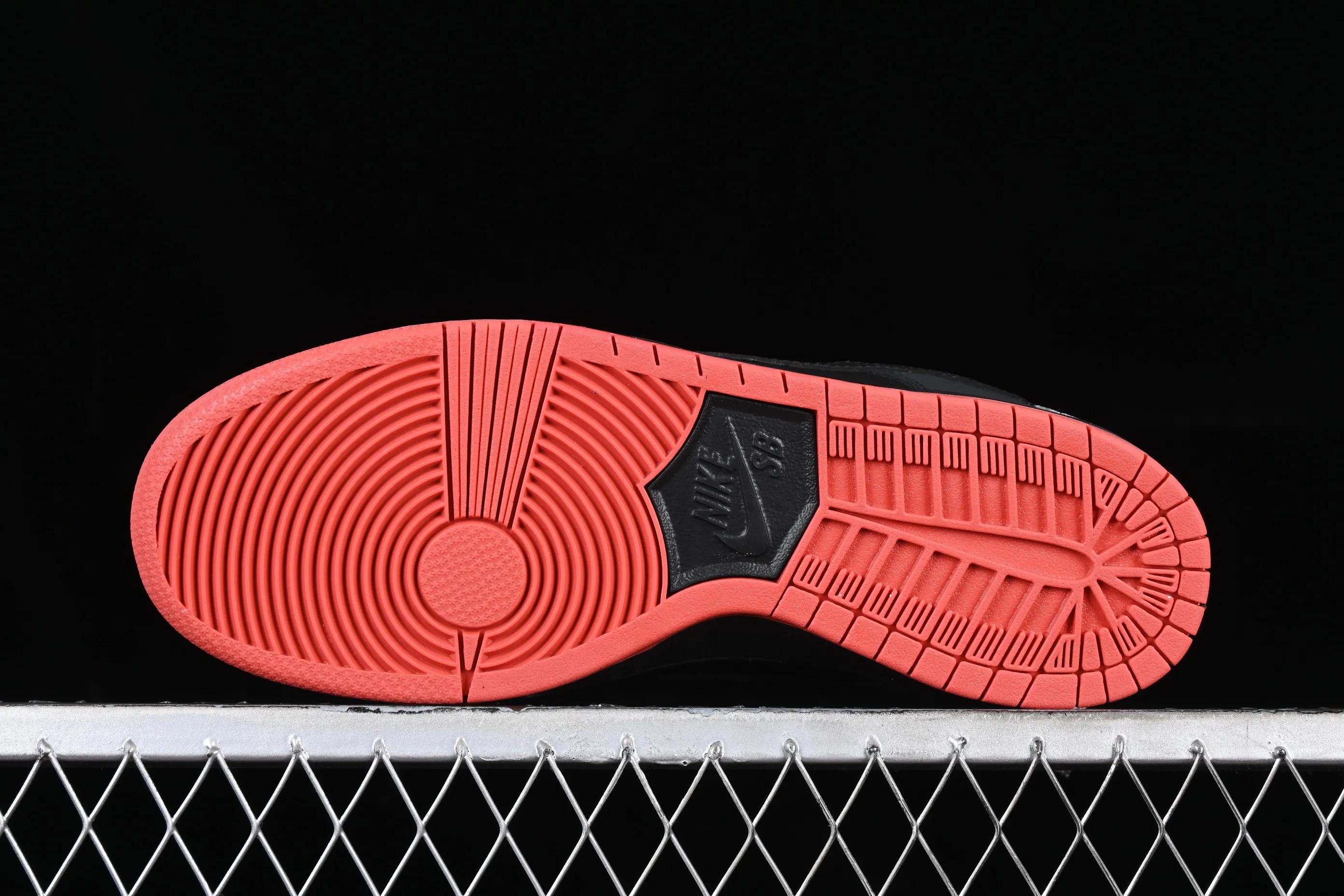 All categories Nk SB Dunk Series Nk SB Dunk Low Low-top sneakers K version Black Pigeon x Nk SB Dunk low Trd QS Black Pigeon Retro low-top versatile casual sports skateboard shoes 883232-008